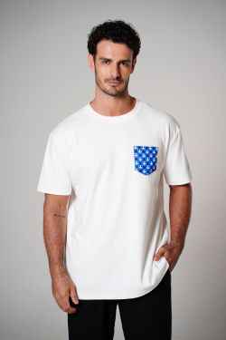 camiseta regular igrejinha bolso 2026 off