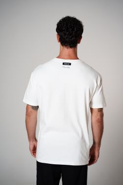 camiseta regular igrejinha bolso 2026 off