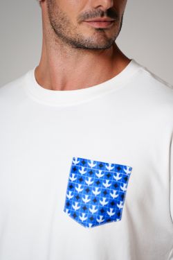 camiseta regular igrejinha bolso 2026 off