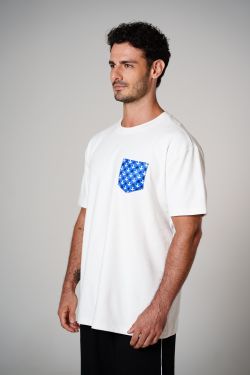 camiseta regular igrejinha bolso 2026 off