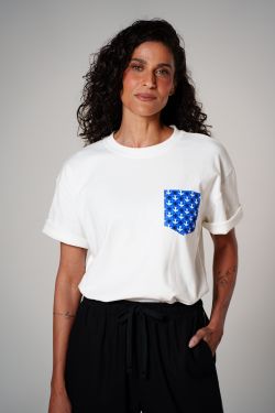 camiseta regular igrejinha bolso 2026 off
