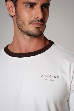 camiseta bicolor dane-se est gola marrom off