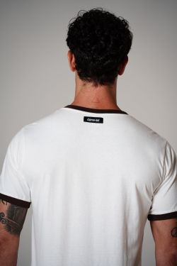 camiseta bicolor dane-se est gola marrom off