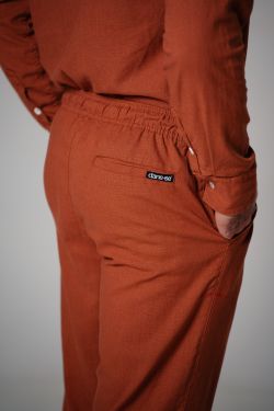 calça viscolinho caramelo