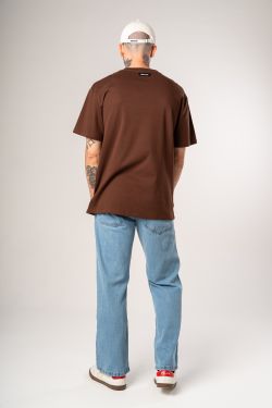 camiseta regular pare respire marrom