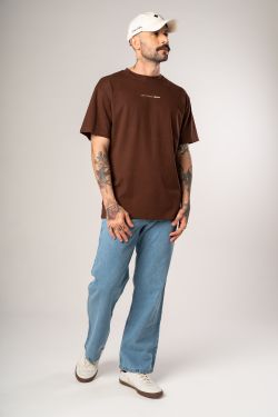 camiseta regular pare respire marrom