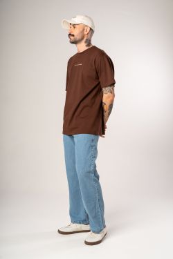 camiseta regular pare respire marrom