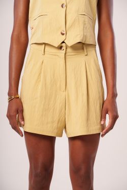 short alfaiataria com pregas manteiga