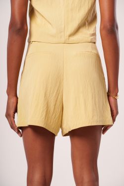 short alfaiataria com pregas manteiga