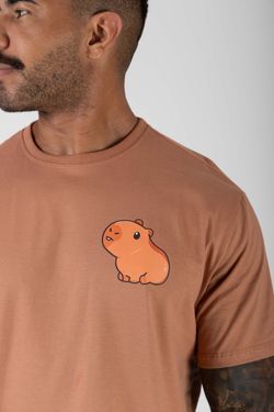 camiseta capivara na praia 26 marrom