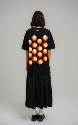 camiseta regular círculos mid century modern preto