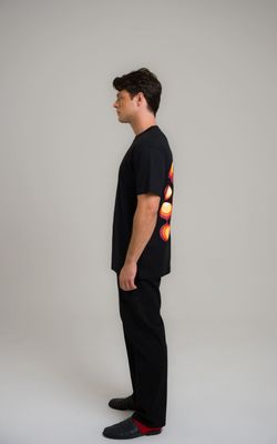 camiseta regular círculos mid century modern preto