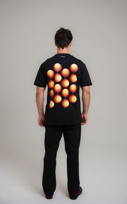 camiseta regular círculos mid century modern preto