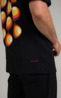 camiseta regular círculos mid century modern preto