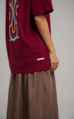 camiseta curvas mid century modern bordô