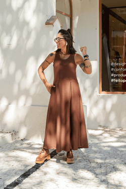 VESTIDO LONGO PREGAS TEXTURA - MARROM