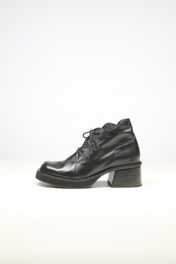 BOTA CANO CURTO SALTO MÉDIO PRETA