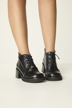 BOTA CANO CURTO SALTO MÉDIO PRETA