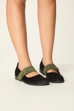 SAPATO BAIXO VELUDO PRETO E VERDE