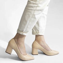 Scarpin Claire Salto Grosso Off Creme