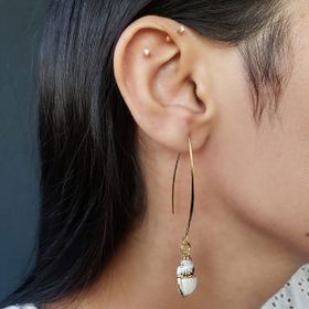 Imagem do produto Brinco Anzol Longo com Concha Folheado a Ouro 18K 