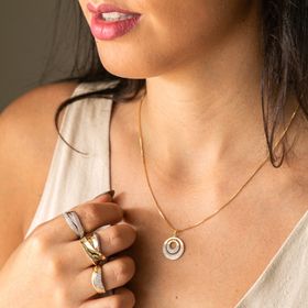Imagem do produto Anel Confiança Entrelaçado com Zircônias Folheado a Ouro 18k
