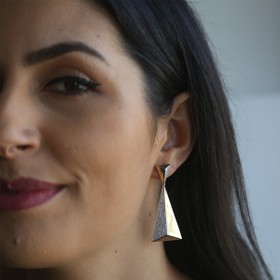 Imagem do produto Brinco Triangular com Detalhe Cravejado de Zircônias Folheado a Ouro 18K