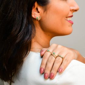 Imagem do produto Brinco ear cuff liso com gota esmeralda natural e diamantes em ouro 18k