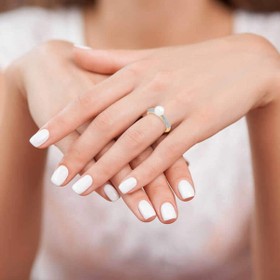 Imagem do produto Anel stelle com pérola e detalhes cravejados de zircônias com aplicação de ródio folheado a ouro 18k