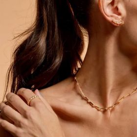 Imagem do produto Anel aliança cravejada de cristais folheado a ouro 18k