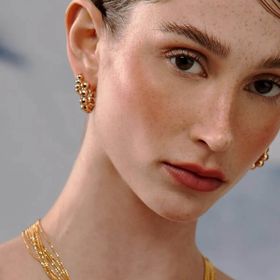 Imagem do produto Brinco argola click média com design de bolhas folheado a ouro 18k
