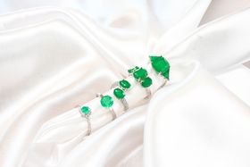 Imagem do produto Anel solitário com meio aro e cristal Verde Esmeralda central cravejado de zircônias em prata 925