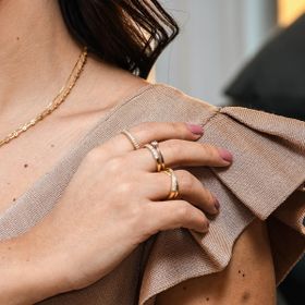 Imagem do produto Anel com filete de zircônias no aro em prata 925 folheado a ouro 18k