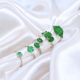 Imagem do produto Anel com Cristal Verde Esmeralda Oval 5mm e meia cravação de Zircônias em Prata 925