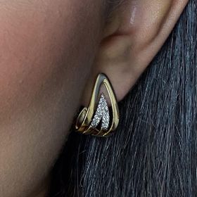 Imagem do produto Brinco stelle dois triangulos sobrepostos cravejado de zircônias e liso folheado a ouro 18K