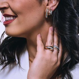 Imagem do produto Brinco gota aberta oval com fileira de zircônias no meio em prata 925 folheado a ouro 18K