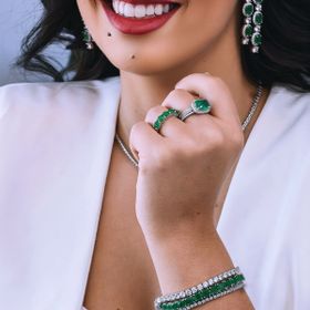 Imagem do produto Anel solitário com base para cristal Verde Esmeralda principal e aro cravejado de zircônias em prata 925
