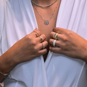 Imagem do produto Anel Com Pavê de Zircônia com aro meio Cravejado Folheado a Ouro 18K