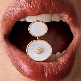 Imagem do produto Anel Aro Aberto com Duas Extremidades com Madrepérola e Flor de Zircônias Folheado a Ouro 18K