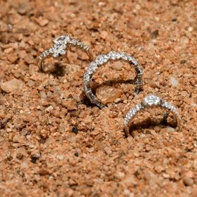 Imagem do produto Anel Gota e Flor de Zircônias nas Pontas Aro Vazado em Prata 925