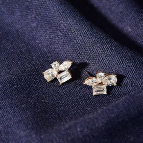 Imagem do produto Brinco com Zircônia Retangular e Navetes Folheado a Ouro 18K