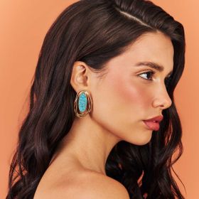 Imagem do produto Brinco Pedra Turquesa Oval Curvo Vazado Folheado a Ouro 18K