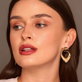 Imagem do produto Brinco Liso com Design Curvado Entreaberto Folheado a Ouro 18K