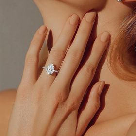 Imagem do produto Anel Gota Moissanite com Aro Meio Cravejado em Prata 925
