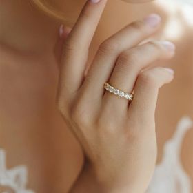 Imagem do produto Anel Meia Aliança com Aro Cravejado de Pontos de Luz 3mm Folheado a Ouro 18K