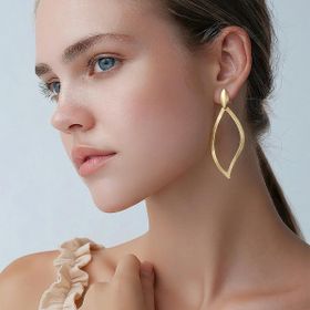 Imagem do produto Brinco de Base Gota Lisa com Pendente Fosco Vazado Folheado a Ouro 18K
