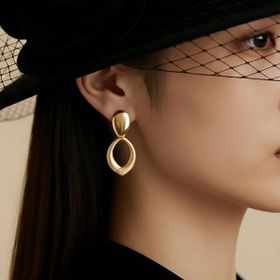 Imagem do produto Brinco de Base Oval Liso com Pendente Gota Vazada Fosco Folheado a Ouro 18K