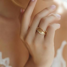 Imagem do produto Anel Três Elos Entrelaçados com Detalhe de Zircônia Folheado a Ouro 18K