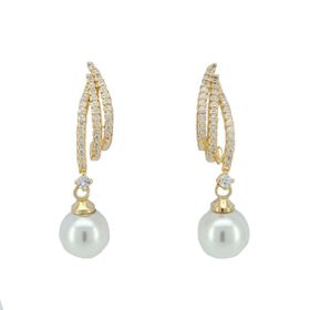 Imagem do produto Brinco Argola com Pingente de Pérola com Garras Cravejadas Folheado a Ouro 18K
