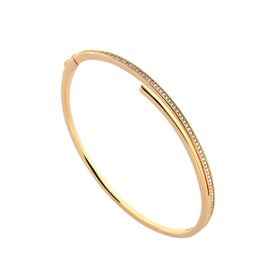 Imagem do produto Pulseira Bracelete Algema Transpassado com Filete Cravejado Folheado a Ouro 18K